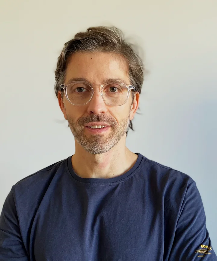Retrato de Albert Domènech sobre fondo claro